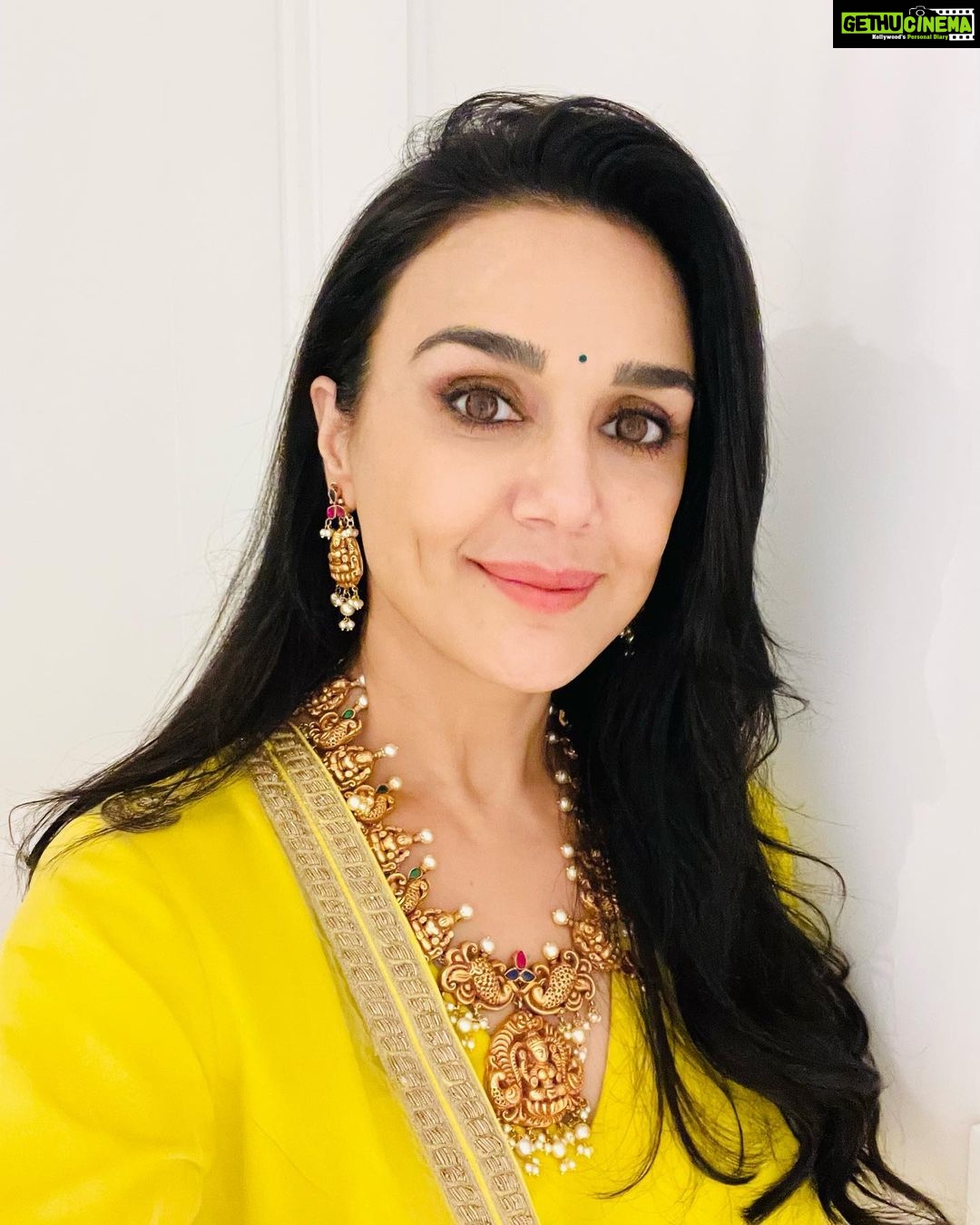 Preity Zinta Instagram - Getting ready for all the festivities ❤️ See Parul how I’m flaunting my @studio6jewels 🤩 #desivibes #weekend #ting Los Angeles, California