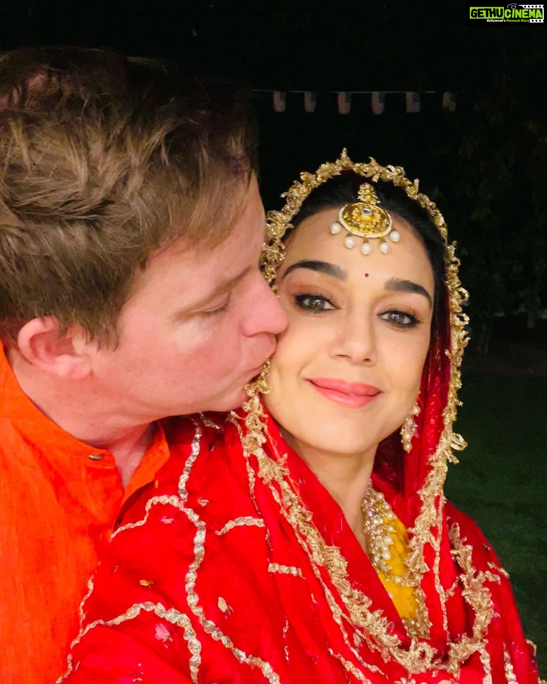 Preity Zinta Instagram - That happy smile when you know there is a lot of love to share with some amazing food in the mix 💕❤️💕 #happykarvachauth #ting Los Angeles, California