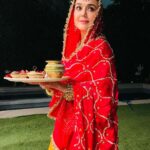 Preity Zinta Instagram - Happy Karva chauth to all of you who celebrate ❤️ May your lives always be filled with love, happiness & togetherness …. Now Can someone pls tell me what happened to the moon in Los Angeles ? I’ve been waiting & waiting & I still cannot see it. #happykarwachauth #ਫੁਲਕਾਰੀ #phulkari #saurabrajeshwari #ting ❤️