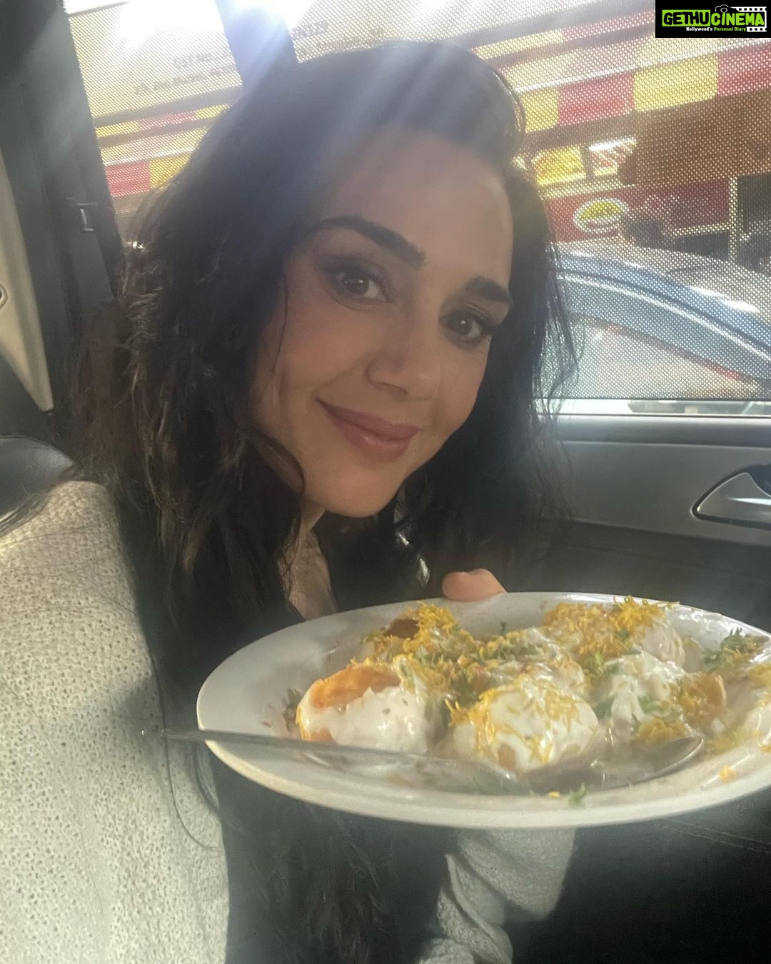 Preity Zinta Instagram - First stop after landing back 😍 #dahipuri #streetfood #yummy #ting