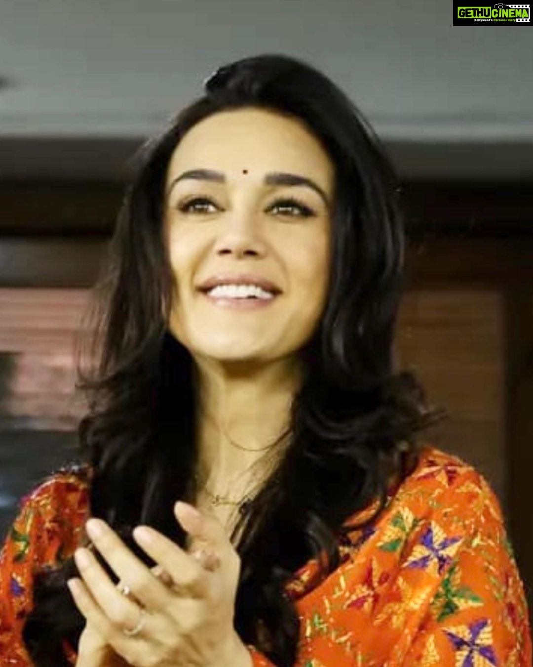 Preity Zinta Instagram - Mohali stadium vibe 😍 Swipe 👉 Wishing you all a very happy and prosperous Baisakhi. आप सब को बैसाखी की हार्दिक शुभकामनाएं 🙏 #ting. Mohali Cricket Stadium