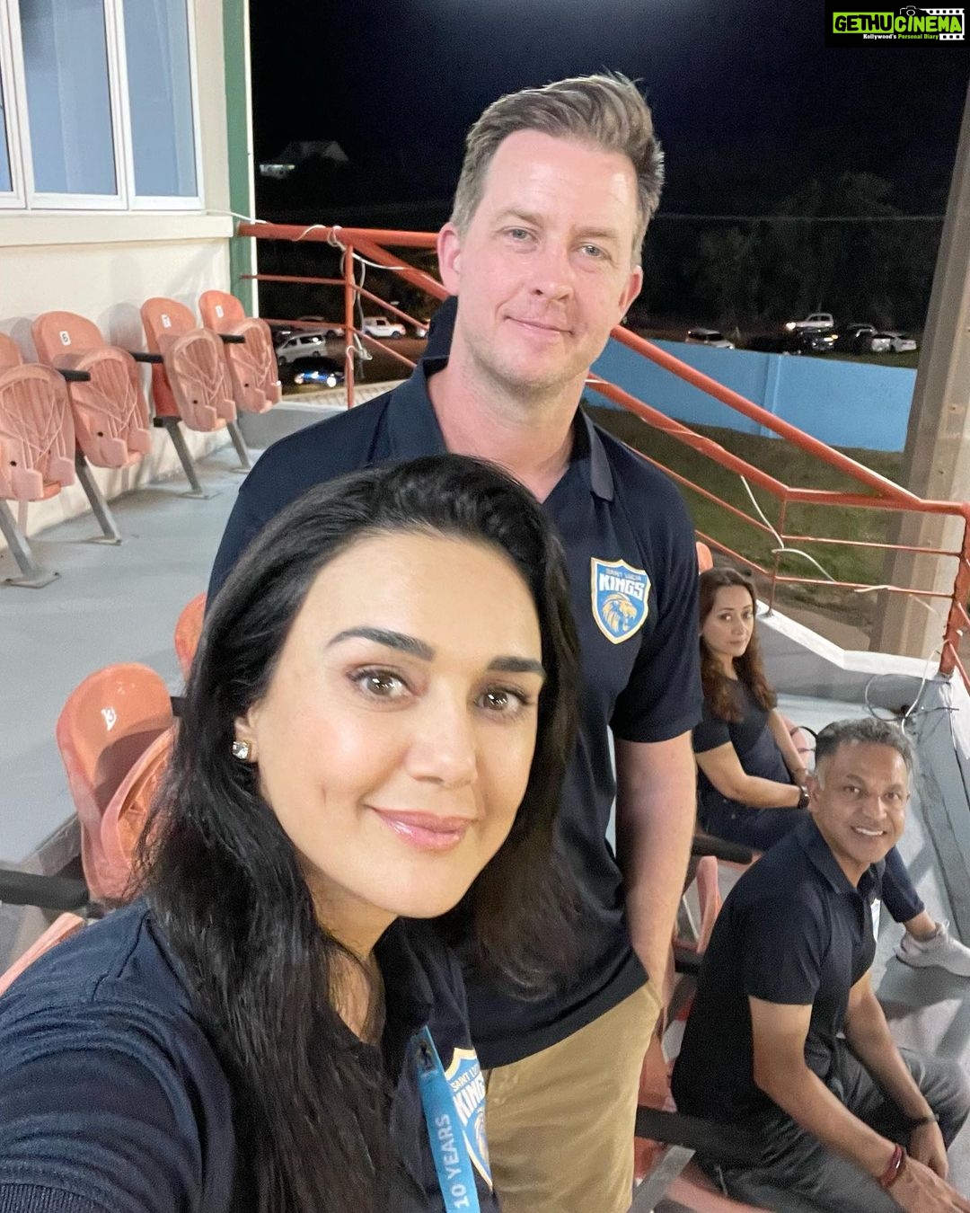 Preity Zinta Instagram - Blue Sunday 🤩 #smilingfaces @saintluciakings #ting