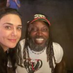 Preity Zinta Instagram - Bumping into old friends = Selfie smiles 🤩 #ting