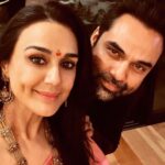 Preity Zinta Instagram - Dimple wali Diwali 🪔❤️ #HappyDiwali #हैप्पीदिवाली #Ting #repost @abhaydeol It was a, “who has the deeper dimples” kinda Diwali. I said I have two. She said she doesn’t need more than one. Damn I wish I was pretty… #happydimpavli” 😁