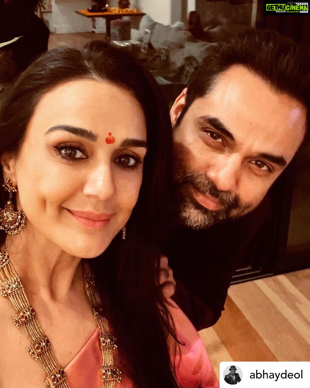 Preity Zinta Instagram - Dimple wali Diwali 🪔❤️ #HappyDiwali #हैप्पीदिवाली #Ting #repost @abhaydeol It was a, “who has the deeper dimples” kinda Diwali. I said I have two. She said she doesn’t need more than one. Damn I wish I was pretty… #happydimpavli” 😁