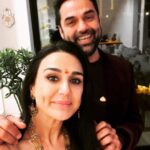 Preity Zinta Instagram - Dimple wali Diwali 🪔❤️ #HappyDiwali #हैप्पीदिवाली #Ting #repost @abhaydeol It was a, “who has the deeper dimples” kinda Diwali. I said I have two. She said she doesn’t need more than one. Damn I wish I was pretty… #happydimpavli” 😁