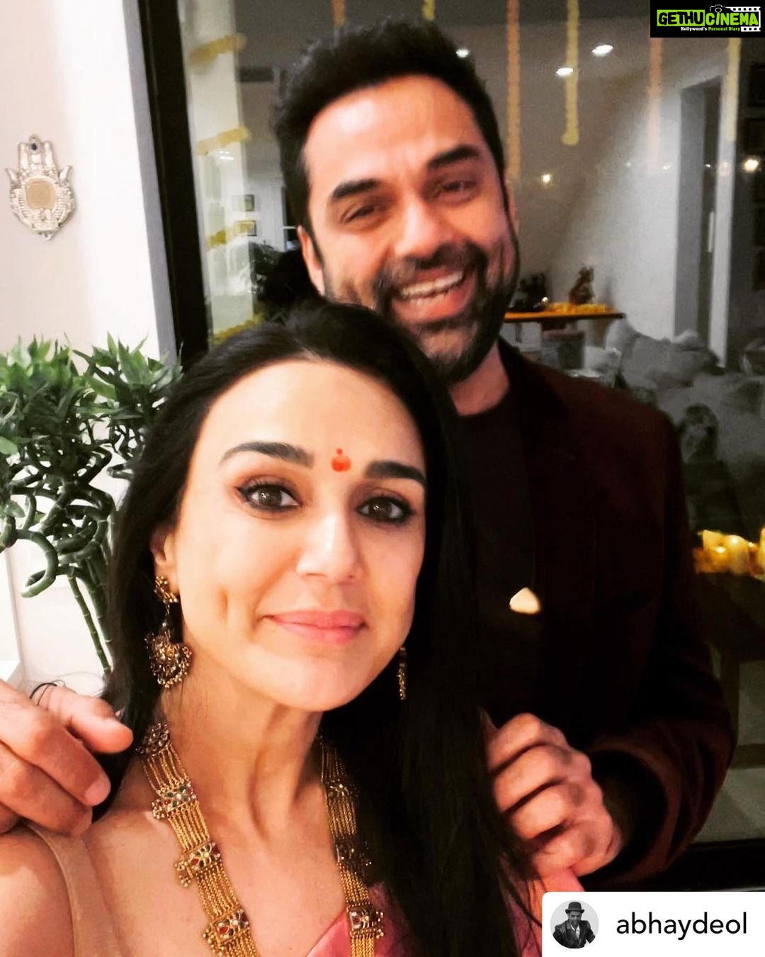 Preity Zinta Instagram - Dimple wali Diwali 🪔❤️ #HappyDiwali #हैप्पीदिवाली #Ting #repost @abhaydeol It was a, “who has the deeper dimples” kinda Diwali. I said I have two. She said she doesn’t need more than one. Damn I wish I was pretty… #happydimpavli” 😁