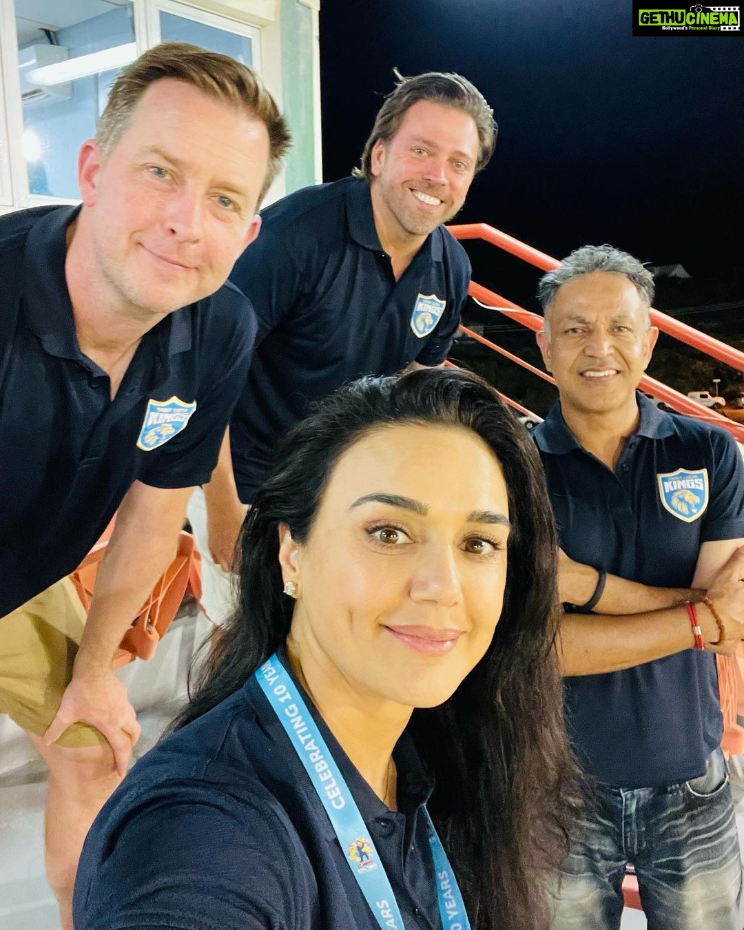 Preity Zinta Instagram - Blue Sunday 🤩 #smilingfaces @saintluciakings #ting