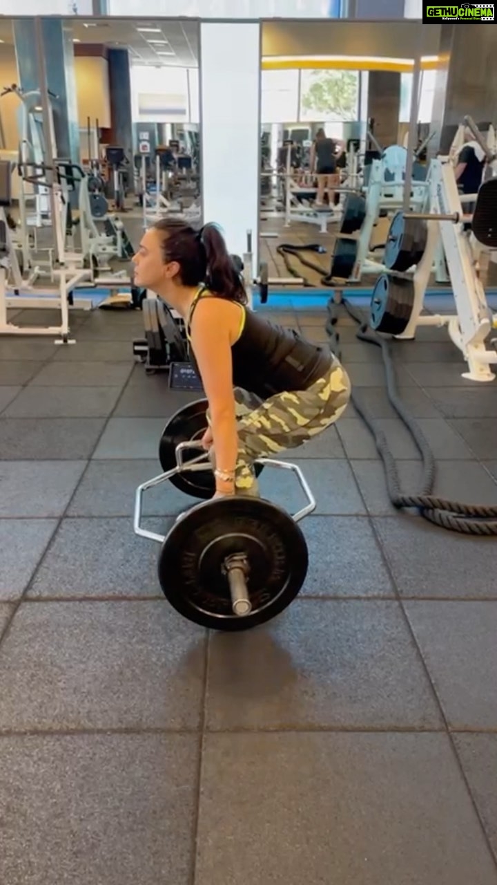 Preity Zinta Instagram - Back in the gym after the longest time. Struggling a bit..But I know it will get better. Gotta start somewhere 👊🏻 #pzfit #dontgiveup #endorphins #mondaymotivation #fitnessmotivation #ting
