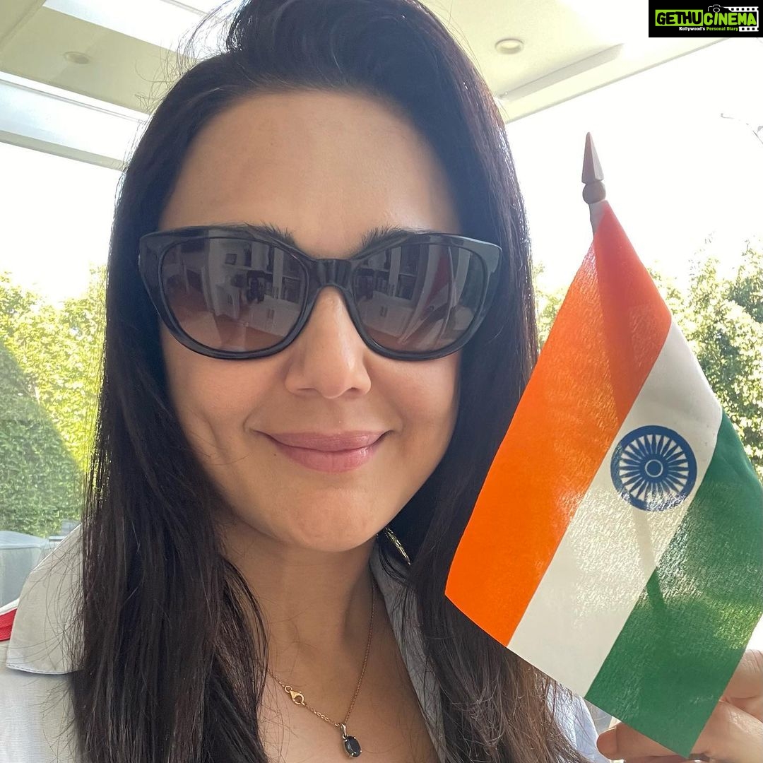 Preity Zinta Instagram - Happy Independence Day to my fellow Indians all over the world from the three of us ❤️#75years of independence #harghartiranga 🇮🇳 #Jaihind #ting