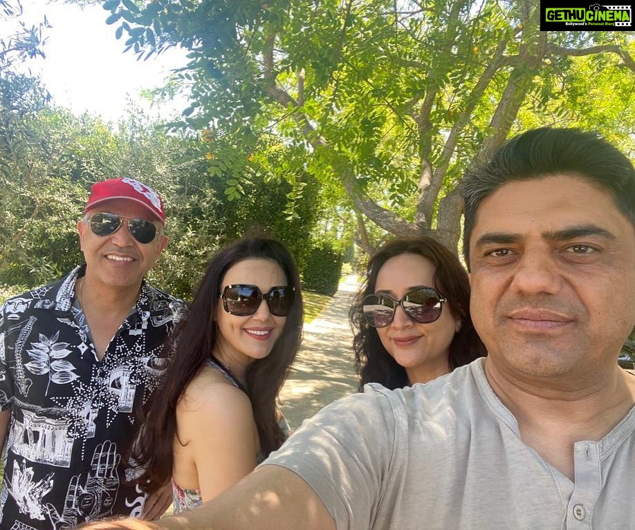 Preity Zinta Instagram - Fam Jam ❤️ #selfie #ting
