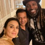 Preity Zinta Instagram - Weekend surprise 🤩 Always fun to bump into @chrisgayle333 & @pareshghelani 🤩 #Atlanta #Weekend #Desivibe #Ting 🌟 Atlanta, USA