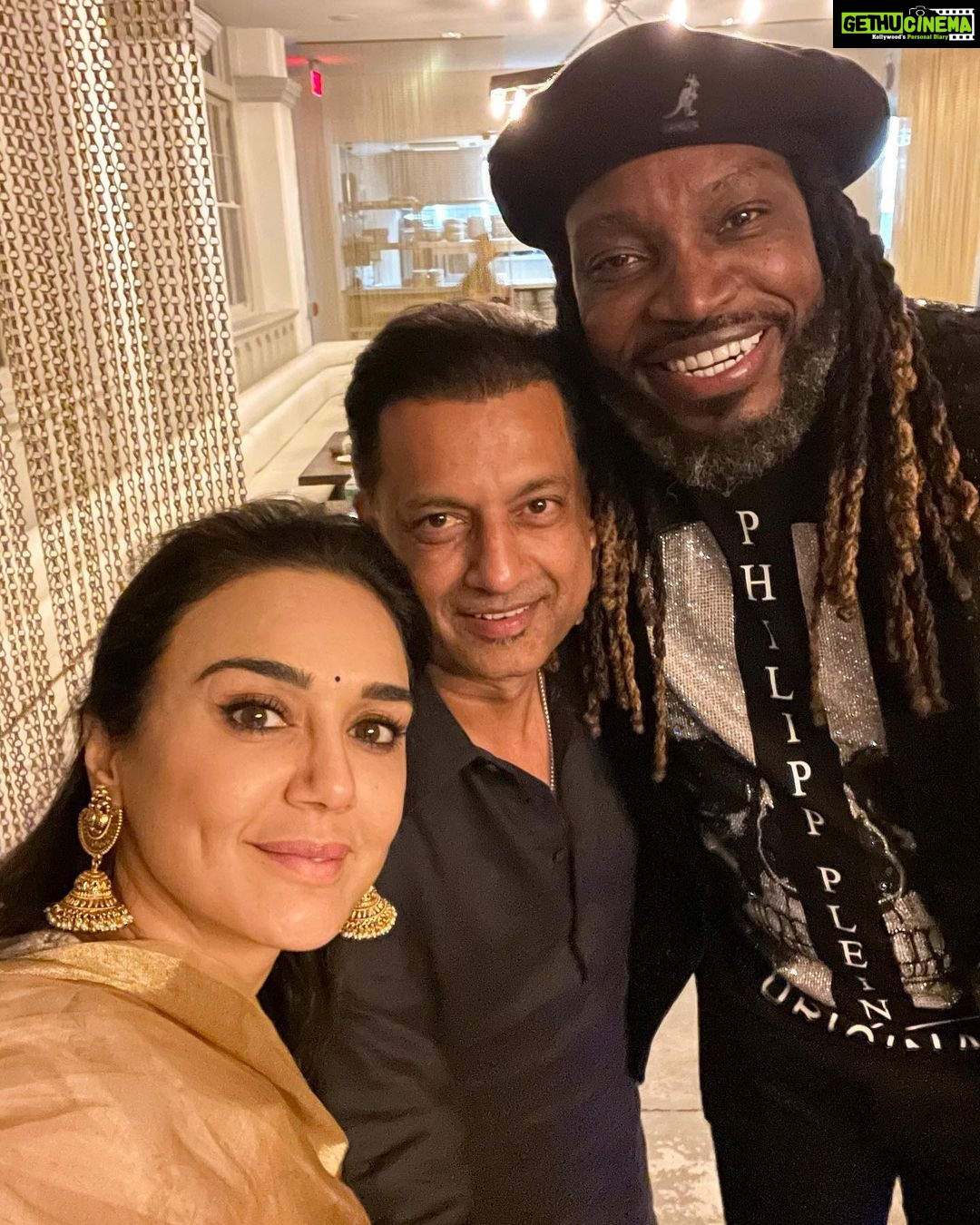 Preity Zinta Instagram - Weekend surprise 🤩 Always fun to bump into @chrisgayle333 & @pareshghelani 🤩 #Atlanta #Weekend #Desivibe #Ting 🌟 Atlanta, USA