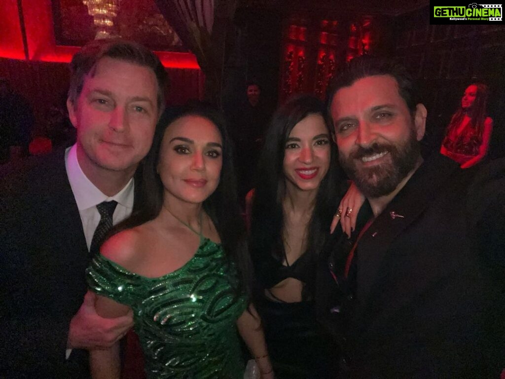 Preity Zinta Instagram - Roses are red, my dress was green, too many favourites all on my screen ❤️ Hope that rhymes 😂 #nightout #friendship #memories #selfies #ting