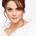 Preity Zinta Instagram - #btswithdabboo With Pretty PZ 🤍💖 @realpz 📸 @dabbooratnani Video by @manishadratnani Edit by @kiararatnani @dabbooratnanistudio #dabbooreels #dabbooratnani #dabbooratnaniphotography #dabbooratnanicalendar #preityzinta 02.04.2023 Dabboo Ratnani Photography