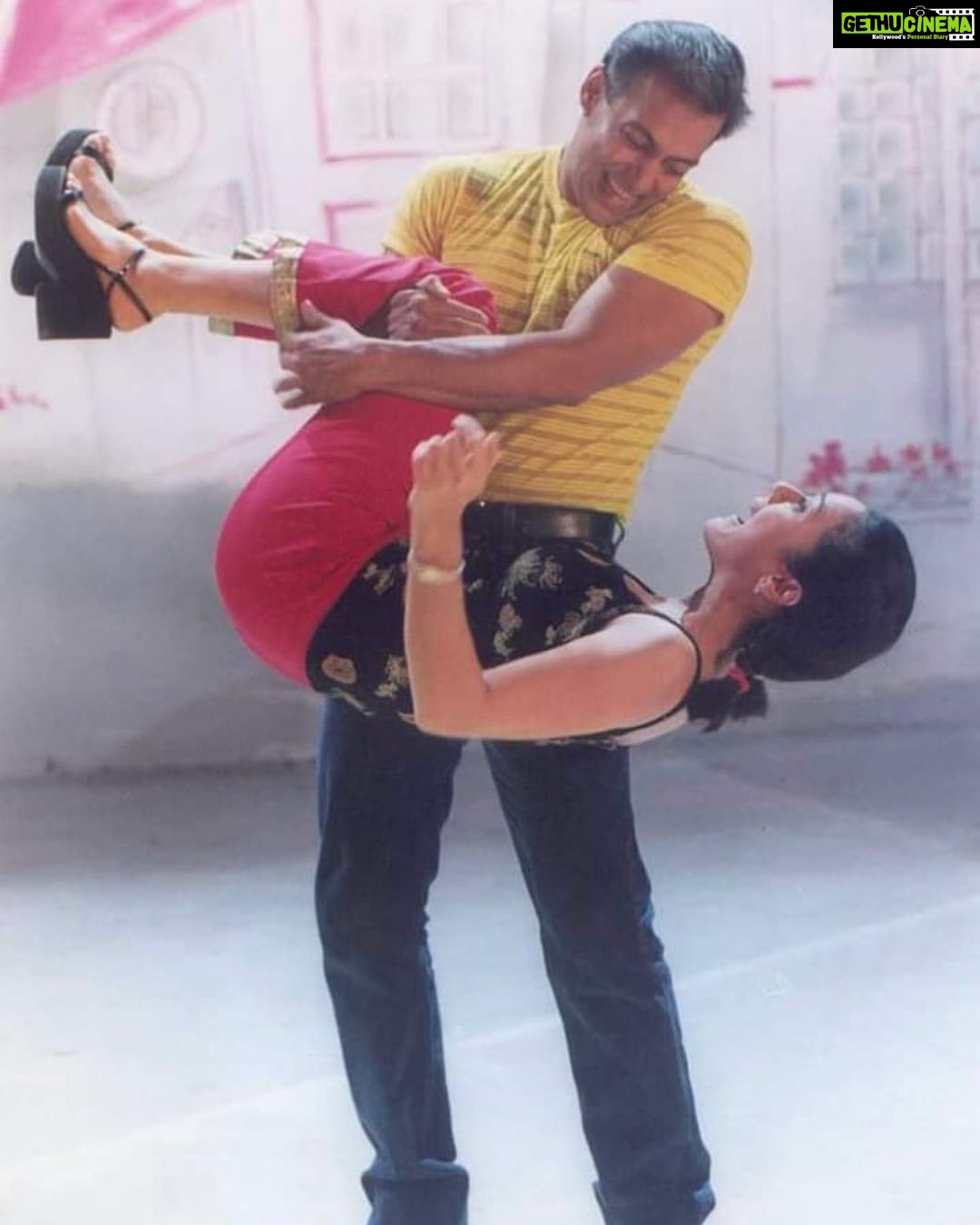 Preity Zinta Instagram - Throwback to a time when I didnโt have to do lots of crunches to have a strong core ๐ Since this picture is so priceless I would love for you guys to caption it ๐ #throwback #funtimes #memories #ting @beingsalmankhan