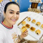 Preity Zinta Instagram - When in Mumbai, celebrate the Mumbai way ! Happy 9 million to all of us ❤️ A big Thank you to my insta fam 🙏🌈🎉🤗🙏 #9Million #vadapav #instafam #Ting