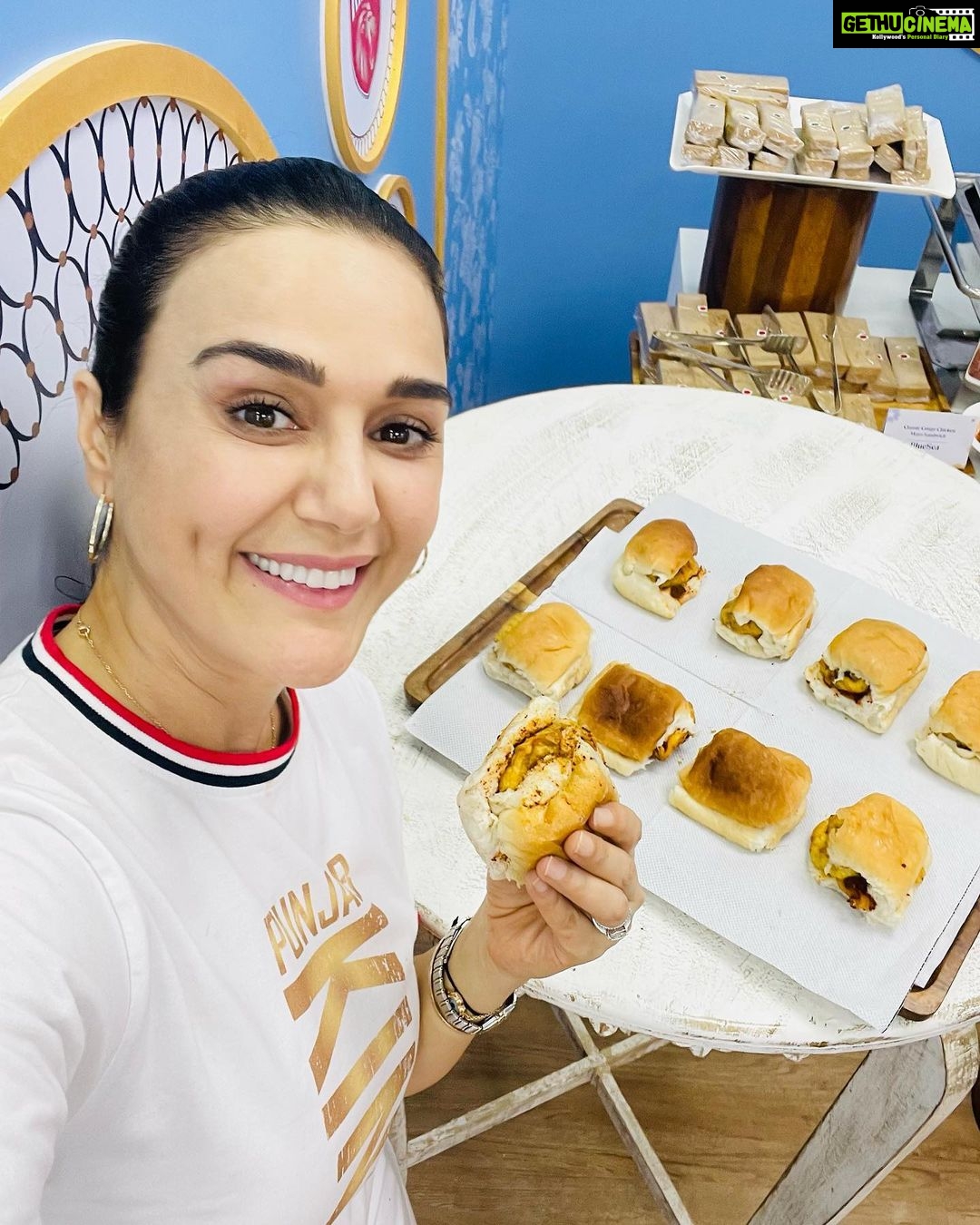 Preity Zinta Instagram - When in Mumbai, celebrate the Mumbai way ! Happy 9 million to all of us ❤️ A big Thank you to my insta fam 🙏🌈🎉🤗🙏 #9Million #vadapav #instafam #Ting