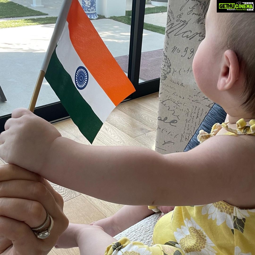 Preity Zinta Instagram - Happy Independence Day to my fellow Indians all over the world from the three of us ❤️#75years of independence #harghartiranga 🇮🇳 #Jaihind #ting