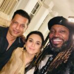 Preity Zinta Instagram - Weekend surprise 🤩 Always fun to bump into @chrisgayle333 & @pareshghelani 🤩 #Atlanta #Weekend #Desivibe #Ting 🌟 Atlanta, USA