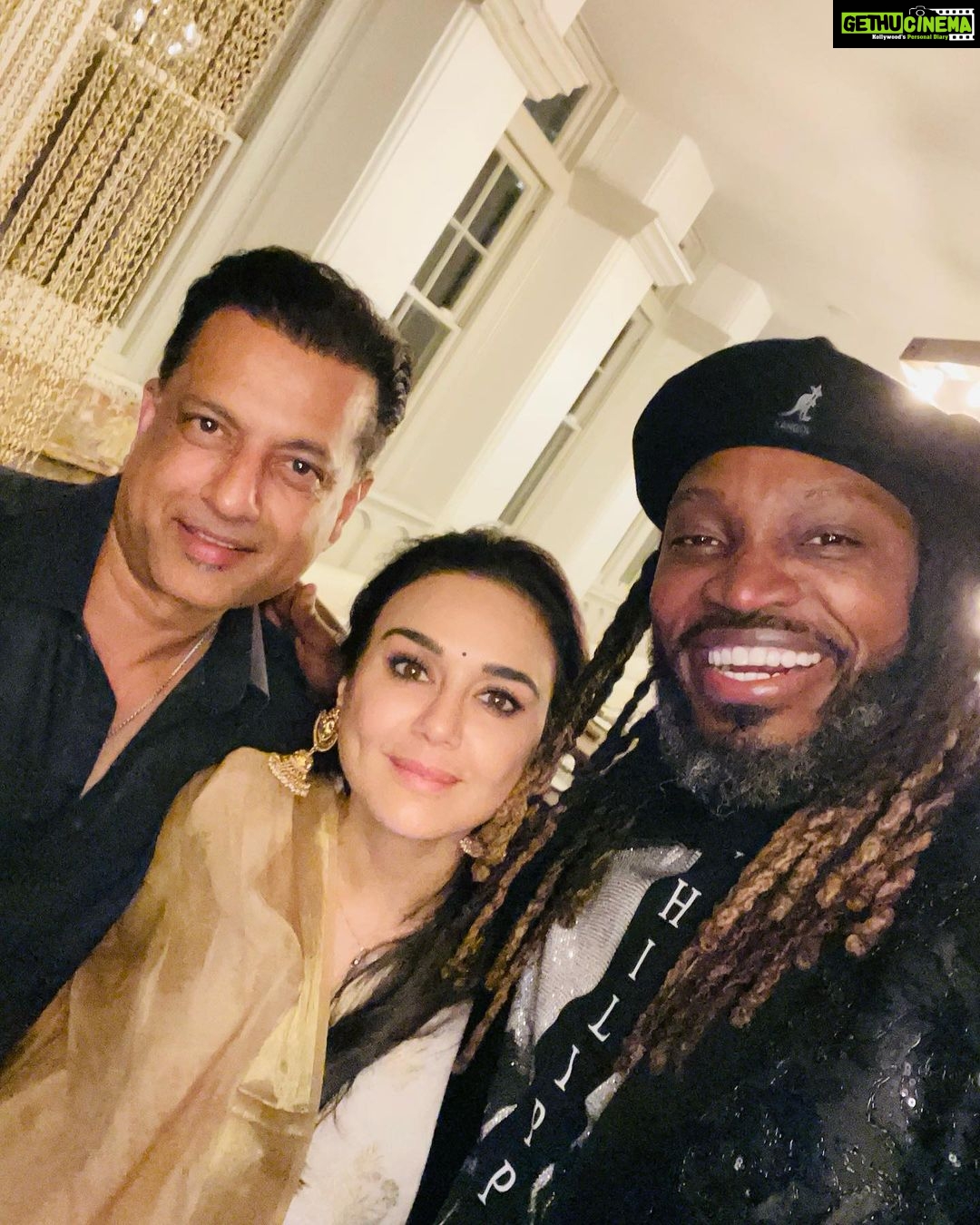 Preity Zinta Instagram - Weekend surprise 🤩 Always fun to bump into @chrisgayle333 & @pareshghelani 🤩 #Atlanta #Weekend #Desivibe #Ting 🌟 Atlanta, USA