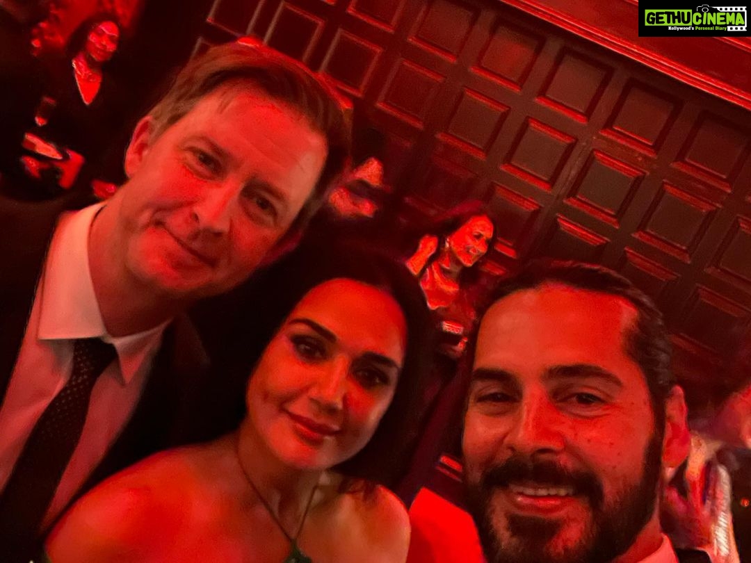 Preity Zinta Instagram - Roses are red, my dress was green, too many favourites all on my screen ❤️ Hope that rhymes 😂 #nightout #friendship #memories #selfies #ting