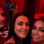 Preity Zinta Instagram - Roses are red, my dress was green, too many favourites all on my screen ❤️ Hope that rhymes 😂 #nightout #friendship #memories #selfies #ting