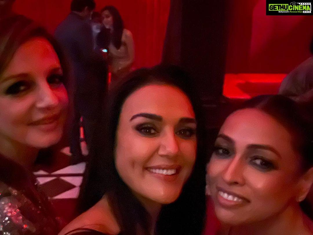 Preity Zinta Instagram - Roses are red, my dress was green, too many favourites all on my screen ❤️ Hope that rhymes 😂 #nightout #friendship #memories #selfies #ting