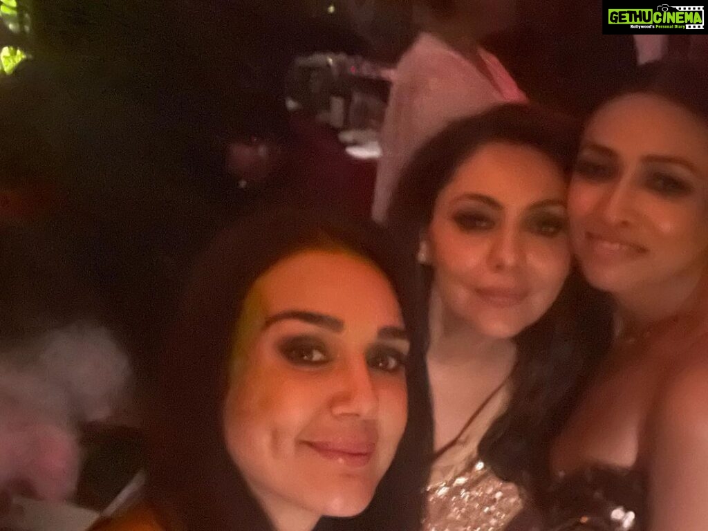 Preity Zinta Instagram - Roses are red, my dress was green, too many favourites all on my screen ❤️ Hope that rhymes 😂 #nightout #friendship #memories #selfies #ting