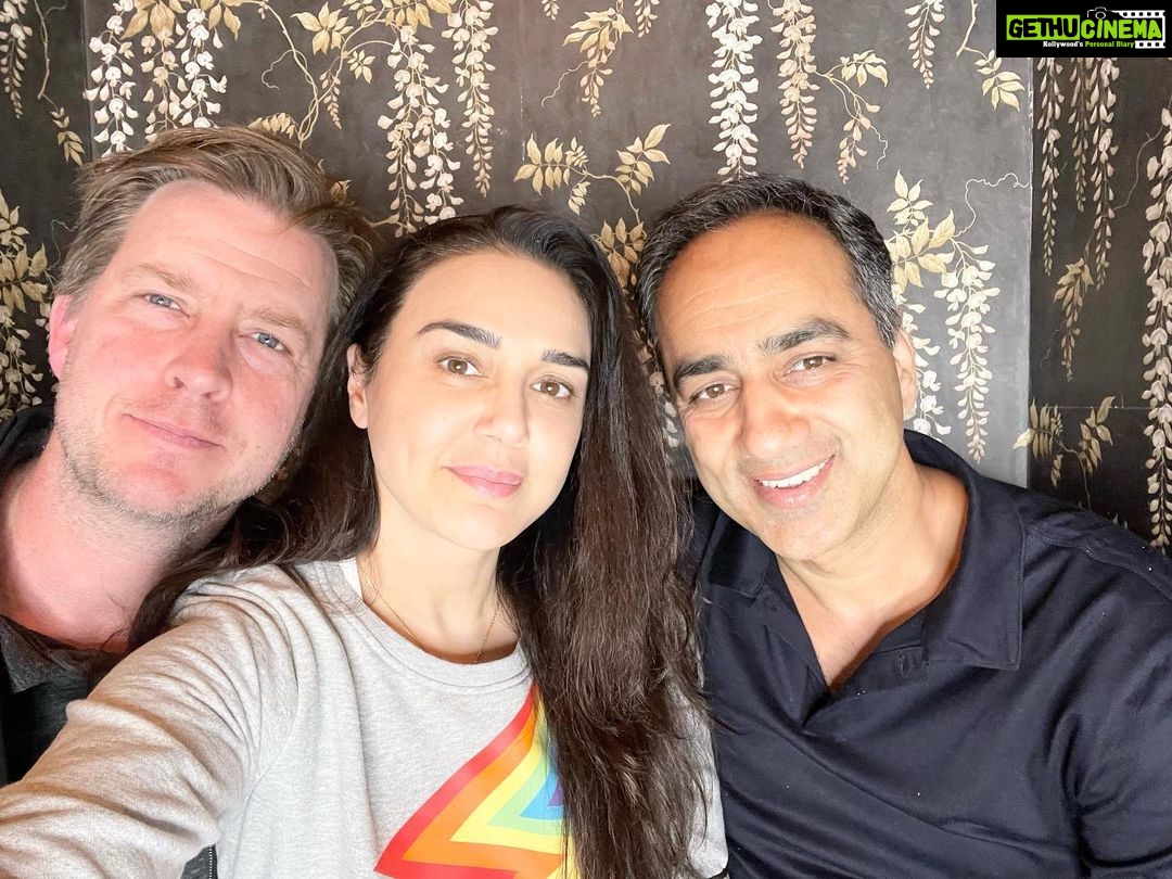 Preity Zinta Instagram - My two favourite people ❤️❤️ #strikeapose #family #dinner #ting