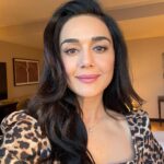 Preity Zinta Instagram - Nice to be in sunny Houston for @PrathamUsa event. Pratham is a wonderful charity focused on educating the underprivilaged in India & around the world. Here’s to educating children & making the world a better place one child at a time ❤️ #houston #pratham #pztravel #ting Houston, Texas