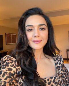 Preity Zinta Instagram - Nice to be in sunny Houston for @PrathamUsa event. Pratham is a wonderful charity focused on educating the underprivilaged in India & around the world. Here’s to educating children & making the world a better place one child at a time ❤️ #houston #pratham #pztravel #ting