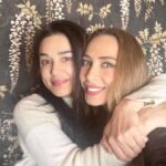 Preity Zinta Instagram – Admit it @vanturiulia 🤩 Life would be so boring without me 🙃 #girlfriends #lunchdate #photodump #ting