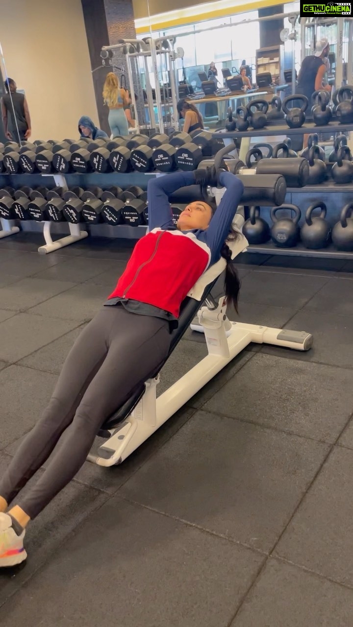 Preity Zinta Instagram - Back to the gym After going out non stop for a week. It’s time to calm down & work on my core. #pzfit #dontgiveup #ting Beverly Hills, California