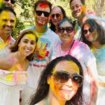 Preity Zinta Instagram - Happy Holi everyone. Even though the world is not prefect right now & there is little to celebrate - We couldn’t let the festival of Holi go by without celebrating it as new parents. Our first big desi celebration since the pandemic & since the babies were born. It was amazing to be with friends & family & celebrate Holi this year. Celebrating our festivals specially when we live away from India makes me miss home less. Thank you #Artha Karan & Priyanka for such a fun time. We had a blast 🙏 #photodump #happyholi #desivibe #famjam #rangbarse #ting