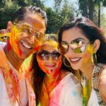 Preity Zinta Instagram - Happy Holi everyone. Even though the world is not prefect right now & there is little to celebrate - We couldn’t let the festival of Holi go by without celebrating it as new parents. Our first big desi celebration since the pandemic & since the babies were born. It was amazing to be with friends & family & celebrate Holi this year. Celebrating our festivals specially when we live away from India makes me miss home less. Thank you #Artha Karan & Priyanka for such a fun time. We had a blast 🙏 #photodump #happyholi #desivibe #famjam #rangbarse #ting