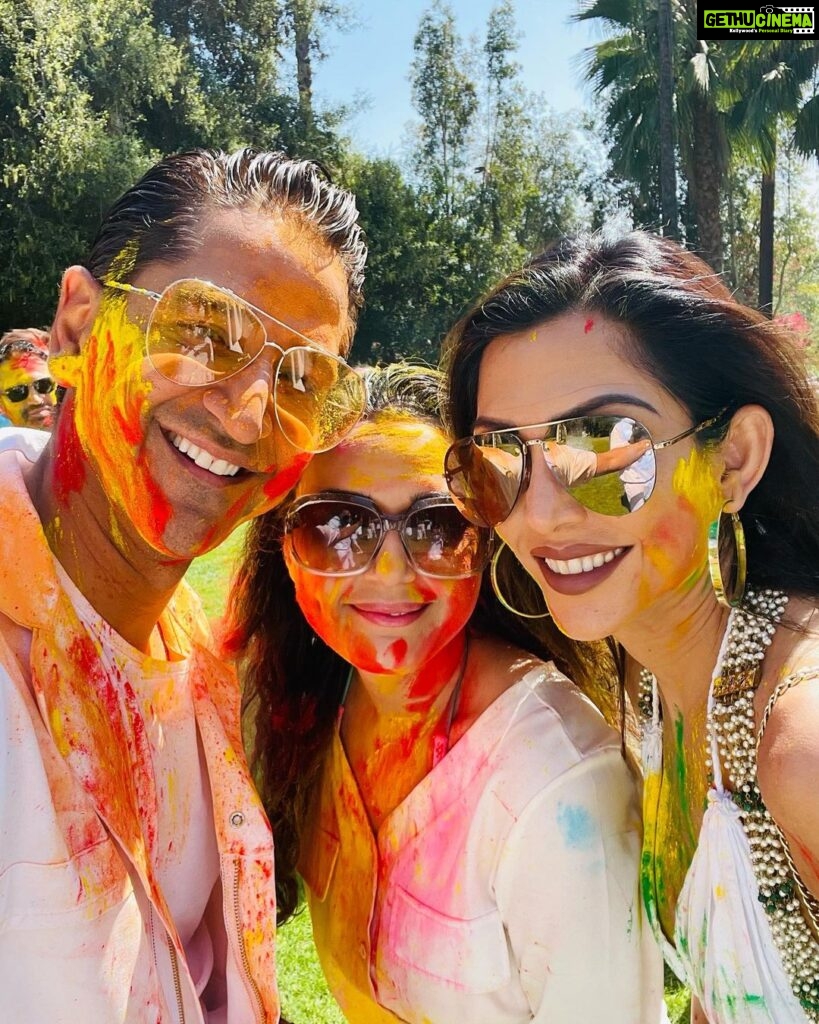 Preity Zinta Instagram - Happy Holi everyone. Even though the world is not prefect right now & there is little to celebrate - We couldn’t let the festival of Holi go by without celebrating it as new parents. Our first big desi celebration since the pandemic & since the babies were born. It was amazing to be with friends & family & celebrate Holi this year. Celebrating our festivals specially when we live away from India makes me miss home less. Thank you #Artha Karan & Priyanka for such a fun time. We had a blast 🙏 #photodump #happyholi #desivibe #famjam #rangbarse #ting