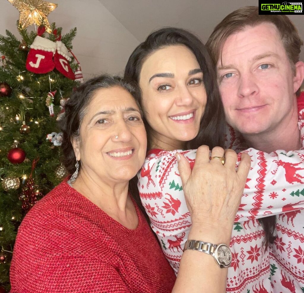 Preity Zinta Instagram - Wishing you all a Merry, happy & a safe Christmas from my family to yours ❤️ This year it’s just mom, us and the twins. Feels strange to be home alone on Christmas but it was the safest option looking at the current situation. I’m so grateful to spend so much quality time with my family 🙏❤️🙏 loads of love & light to all of you. Stay safe everyone. #Merrychristmas #ting