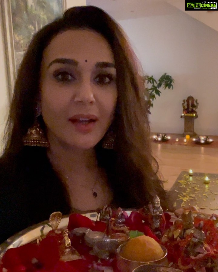 Preity Zinta Instagram - Happy and a safe Diwali to all of you ❤️🪔❤️ Love & light always 🪔🪔 Los Angeles, California