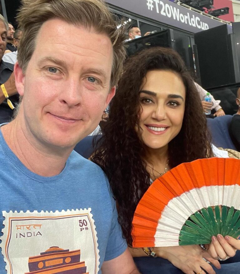 Preity Zinta Instagram - A sporty #karvachauth with my man in blue ❤️ 🇮🇳🇮🇳 #patiparmeshwar #bleedblue #Indvspak #t20worldcup2021 #dubai #ting Dubai International Cricket Stadium