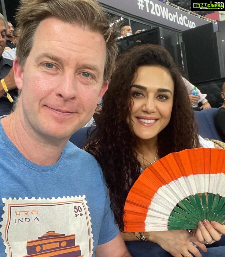 Preity Zinta Instagram - A sporty #karvachauth with my man in blue ❤️ 🇮🇳🇮🇳 #patiparmeshwar #bleedblue #Indvspak #t20worldcup2021 #dubai #ting Dubai International Cricket Stadium