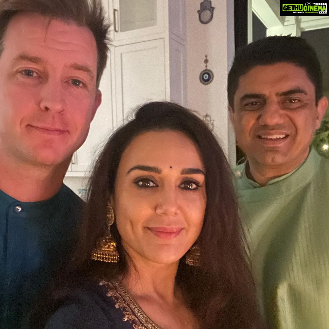 Preity Zinta Instagram - आप सब को दिवाली की हार्दिक शुभकामनाएं 🪔🪔❤️🪔🪔 #happydiwali🎉 #Ting Los Angeles, California