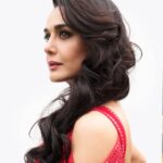 Preity Zinta Instagram - Here are a few pictures I took before I left for the party to celebrate all the South Asian Oscar Nominees last night ❤️ Outfit by @abujanisandeepkhosla Styled by @aasthasharma Hair - @vladimirsimic1 Make Up - alixjm 📸 @franzmars #southasianexcellence #ting