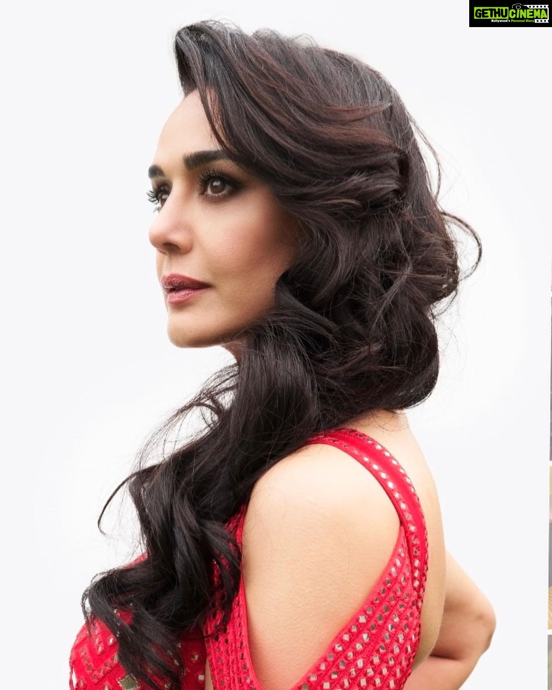 Preity Zinta Instagram - Here are a few pictures I took before I left for the party to celebrate all the South Asian Oscar Nominees last night ❤️ Outfit by @abujanisandeepkhosla Styled by @aasthasharma Hair - @vladimirsimic1 Make Up - alixjm 📸 @franzmars #southasianexcellence #ting