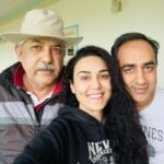 Preity Zinta Instagram - Strike a pose ❤️ #family #pahadiswag #memories #selfie #pztravel #ting U.S.A -Upper Shimla Area