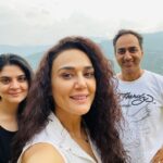 Preity Zinta Instagram – Fam jam in the mountains ❤️ #pztravel  #family #mountainlife #ting Rohru – HP