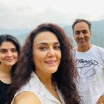 Preity Zinta Instagram - Fam jam in the mountains ❤️ #pztravel #family #mountainlife #ting Rohru - HP