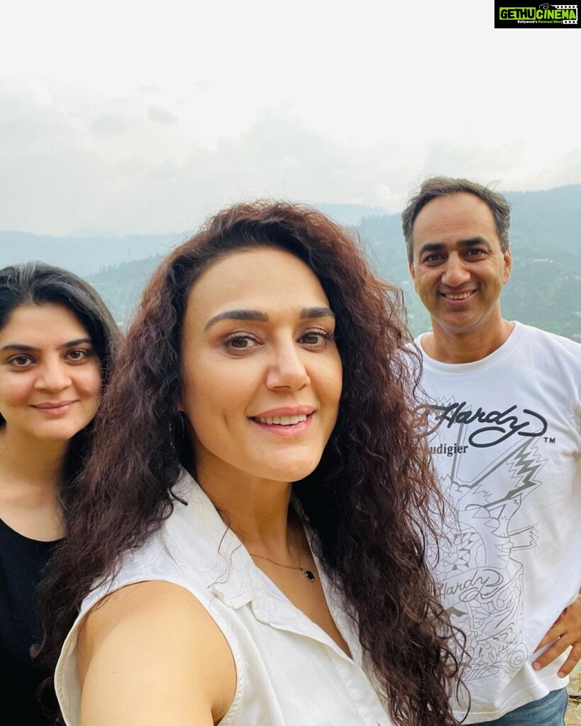 Preity Zinta Instagram - Fam jam in the mountains ❤️ #pztravel #family #mountainlife #ting Rohru - HP