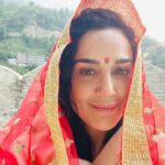 Preity Zinta Instagram - It’s always a privilege to visit the Hateshwari Mata temple at Hatkoti . It’s our first stop on route to our farm. I remember visiting this temple with my parents & grandparents since I was a kid. Times have changed, but this temple still evokes the same emotion & devotion in me 🙏 #jaimatadi #hateshwarimata #Pztravel #Hatkoti #ting