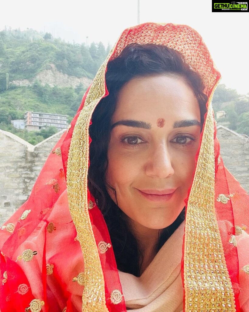 Preity Zinta Instagram - It’s always a privilege to visit the Hateshwari Mata temple at Hatkoti . It’s our first stop on route to our farm. I remember visiting this temple with my parents & grandparents since I was a kid. Times have changed, but this temple still evokes the same emotion & devotion in me 🙏 #jaimatadi #hateshwarimata #Pztravel #Hatkoti #ting